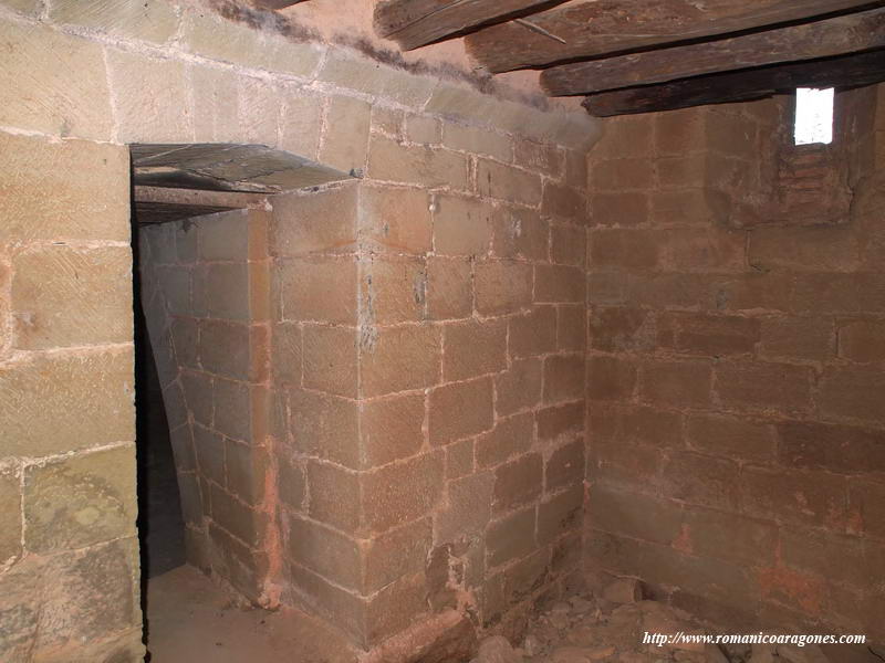 PUEERTA DE ACCESO A LA CRIPTA DESDE LA PLANTA BAJA DE LA TORRE